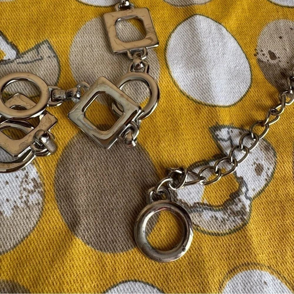 Square and circular chain link belt